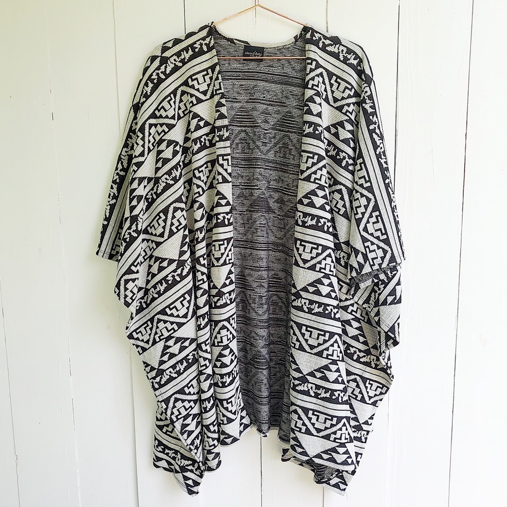 Audrey | Black and White Print kimono